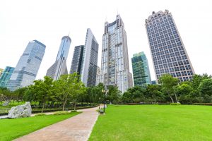 oficinas de empresas con espacios verdes para un buen entorno laboral