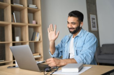 Hombre teletrabajando des de casa